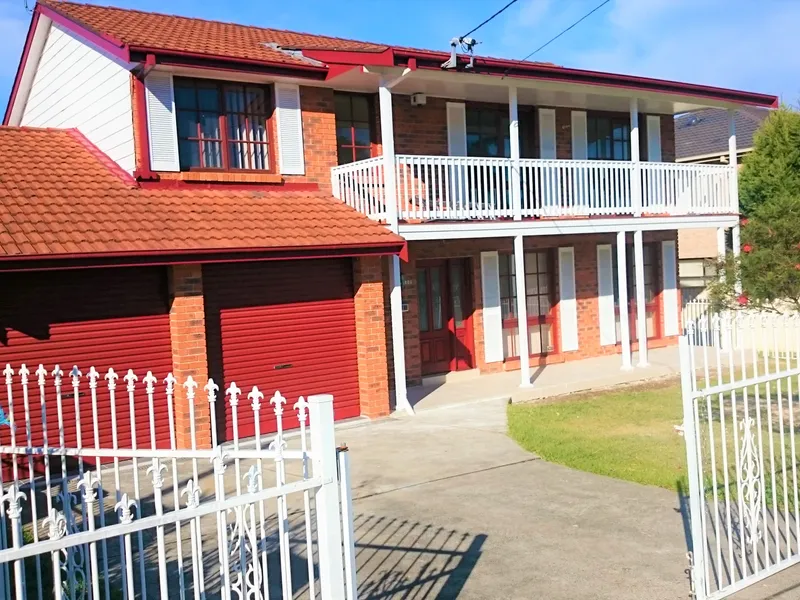 BIG FAMILY RESIDENCE FRESHLY PAINTED AND RENOVATED THROUGHOUT