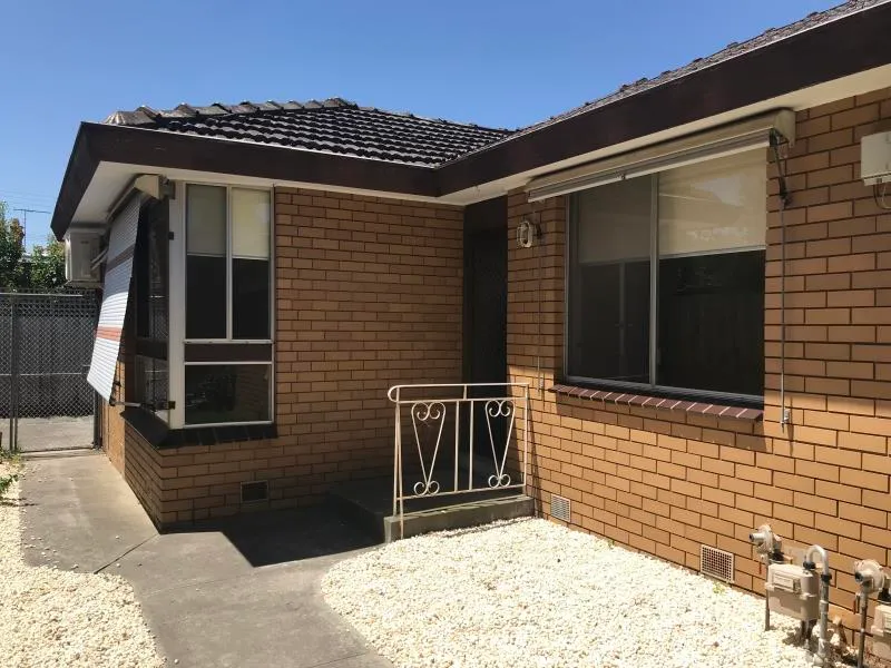 RENOVATED AND UPDATED VILLA IN SMALL BLOCK OF 3 ONLY