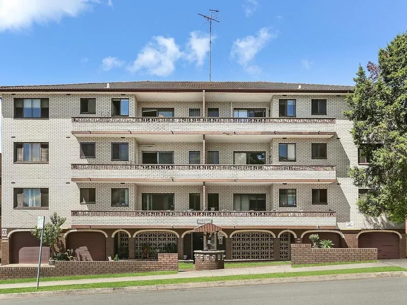 Walk To Kogarah Shops & Train Station!!!