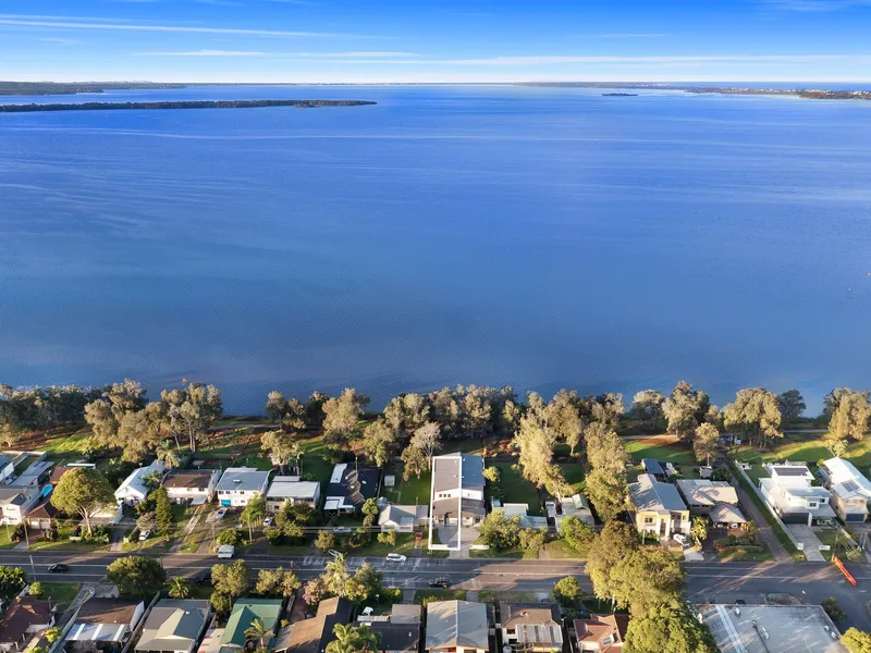 Contemporary lakeside home with breathtaking vistas