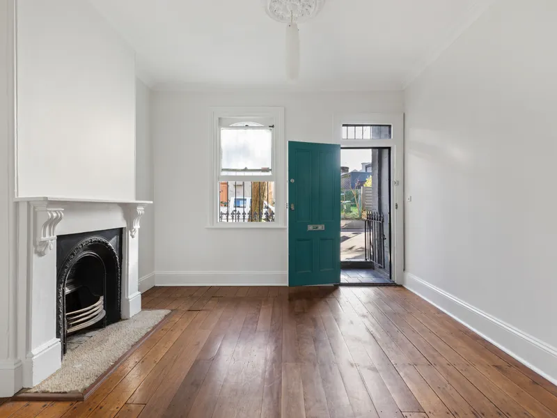 Updated 3-level terrace with private courtyard