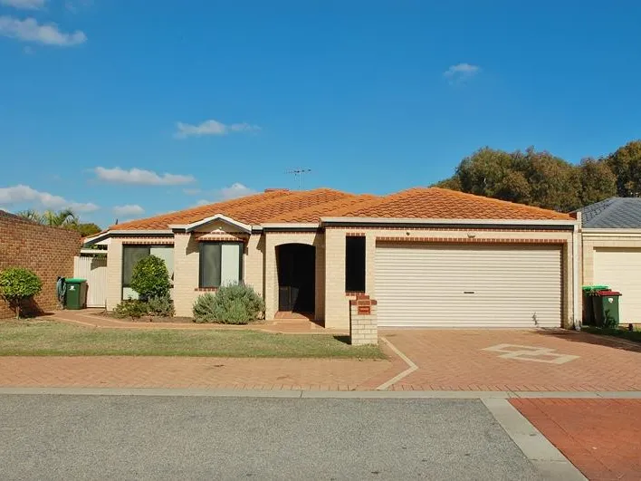 MUST VIEW THIS VERY WELL PRESENTED HOME!