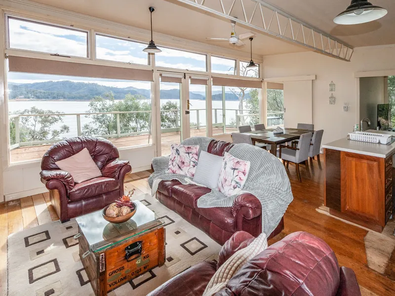 Light and Bright With Panoramic Lake Eildon Views