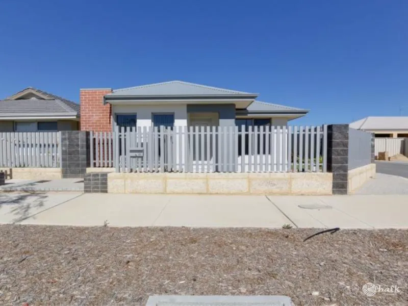 MODERN, LOW MAINTENANCE HOME!