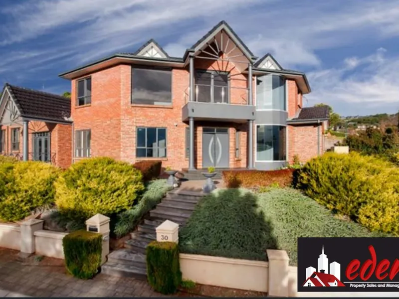 Majestic! 4/5 bedrooms home with breathtaking panoramic views!
