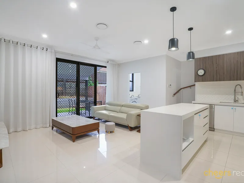 Fully FURNISHED Townhouse in Prime Location!