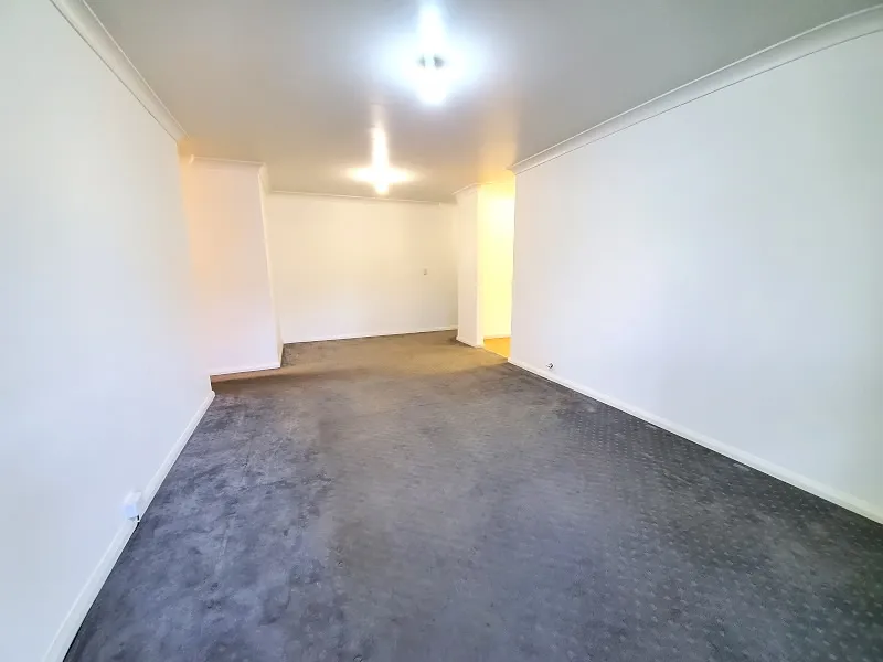 SUPERB LOCATION - 2 BEDROOMS APARTMENT WITH GARAGE, MINS TO TRANSPORT & SHOPS