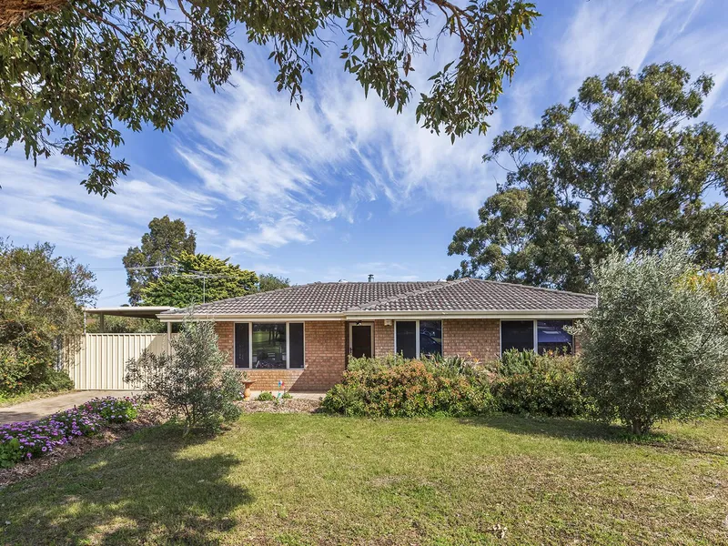 Cracking Corner Comfort With Premium Parkside Potential!