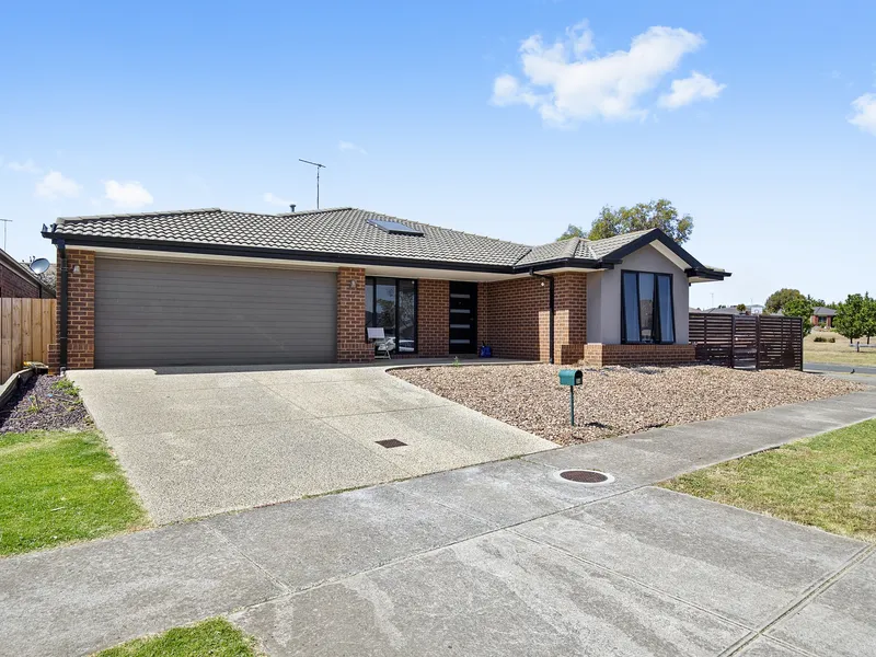 Rooms available in fully furnished student accommodation home - great location, furniture and utilities included - move in ready!