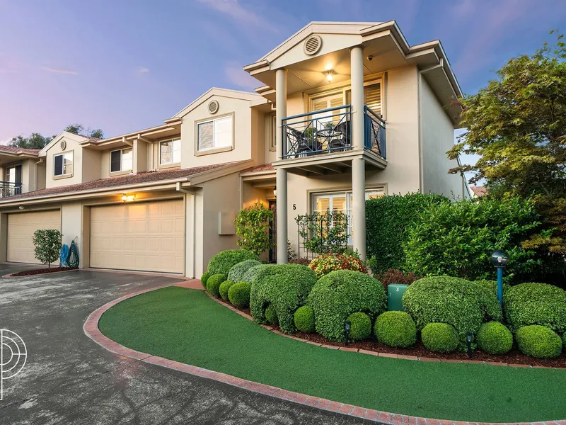 Exquisite Golfside Living: Luxurious 4-Bedroom Renovated Townhouse in Premier Nicholls Locale!