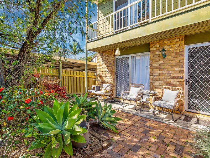 Unlock the Potential: Cozy 2-Bedroom Townhouse with Courtyards in a small Complex!