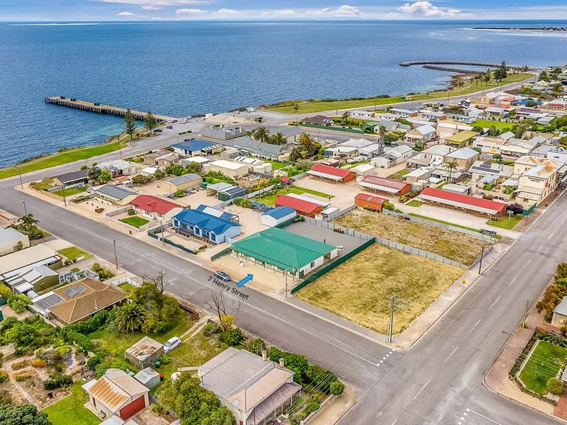 3 UNITS & 3 SEPARATE TITLES & 3 BEDROOMS EACH UNIT & FANTASTIC LOCATION & WILL SELL FAST