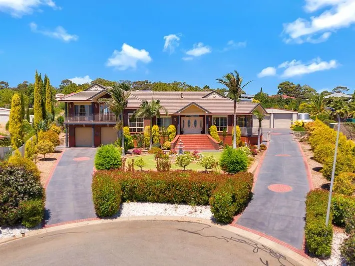 Spacious Family Living Over 4000m2 Of Prime Land