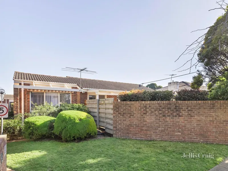 Impressively spacious single level unit in effortlessly central locale