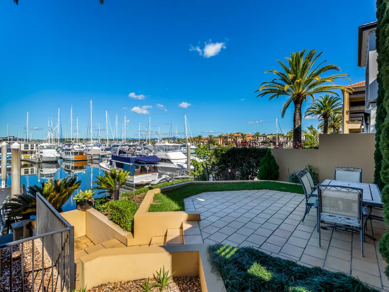 SPACIOUS MARINA HOME WITH VERSATILE LAYOUT AND PONTOON