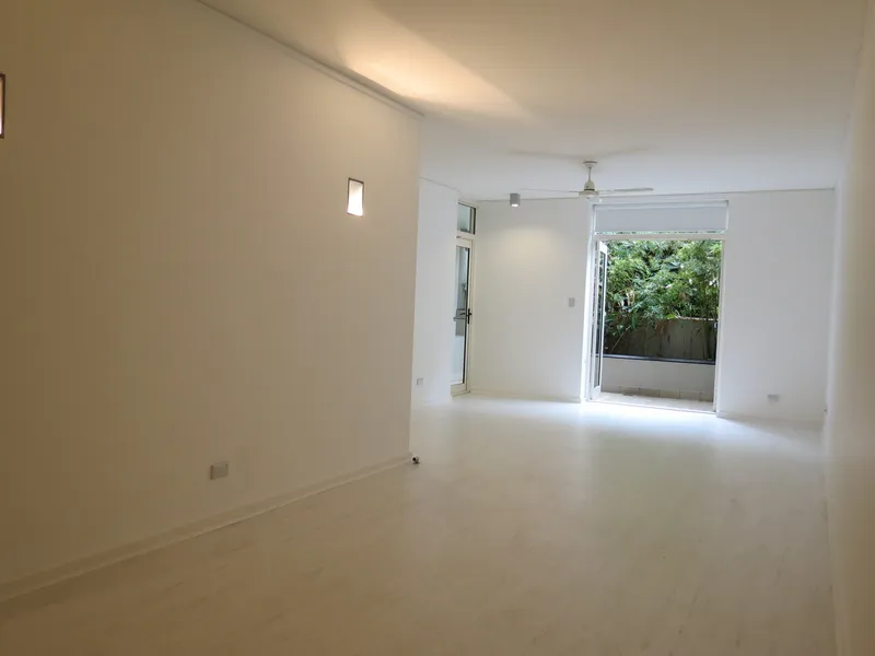 1 BED + STUDY BEACHSIDE APT W/CARSPACE & PRIVATE COURTYARD!