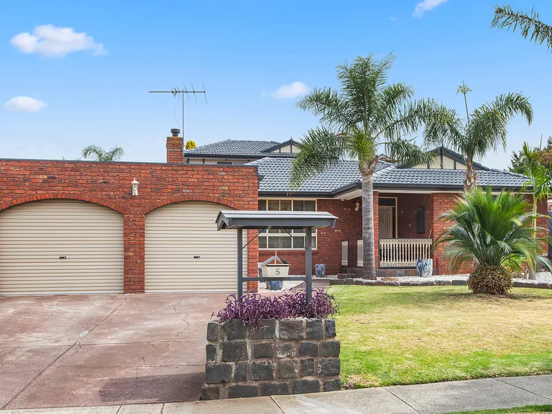 Timelessly Elegant Family Stunner