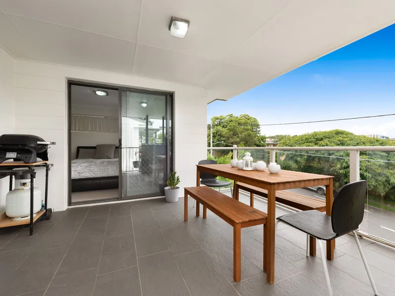Under Offer With Daniel Hooper