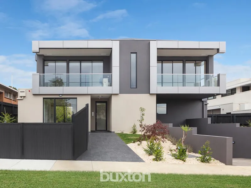 ARCHITECT DESIGNED 2 BEDROOM APARTMENT WITH LARGE COURTYARD