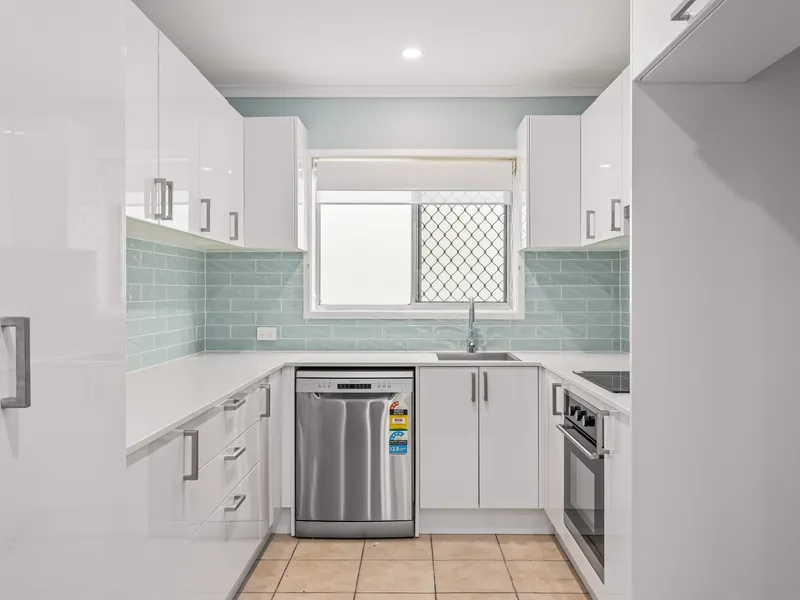 IMMACULATELY RENOVATED 2 BEDROOM UNIT ACROSS FROM THE BROADWATER PARKLANDS AVAILABLE SOON!