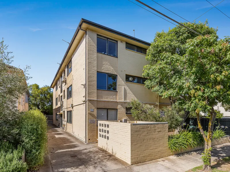 TOP FLOOR WINDSOR GEM!