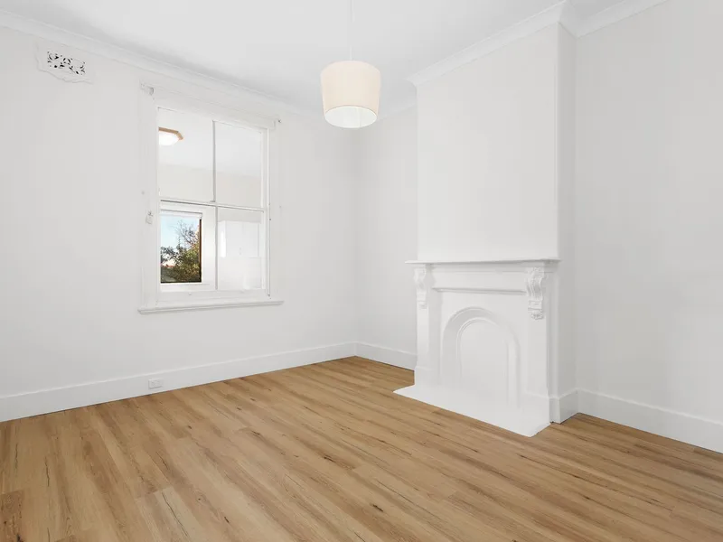 One Bedroom With High Ceilings Apartment