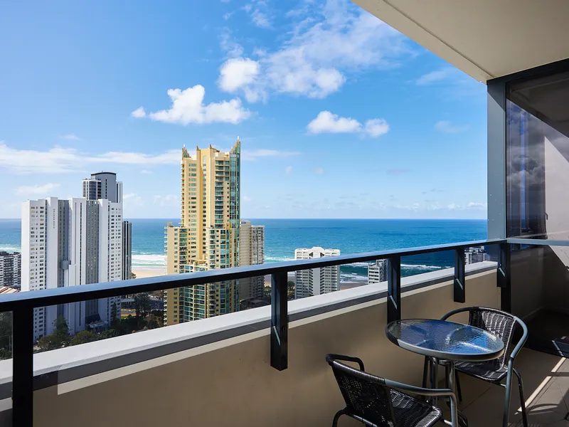 Stunning Surfers Paradise Apartment with Ocean Views!