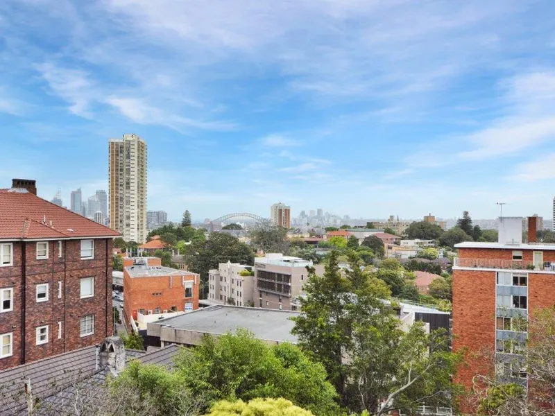 HARBOUR BRIDGE VIEWS FROM OVERSIZED APARTMENT + LOCK UP GARAGE