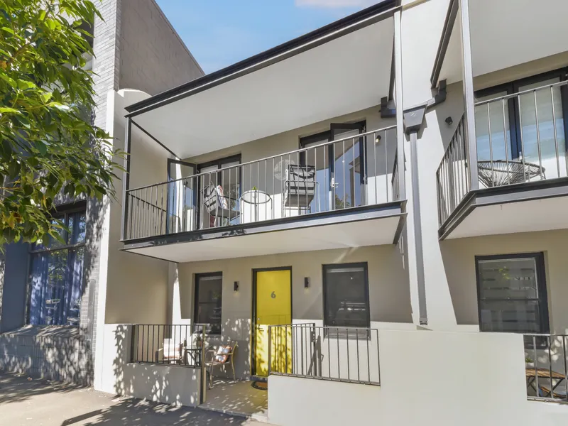 Just enjoy a beer in Oxford Street after work, Cheers!!!