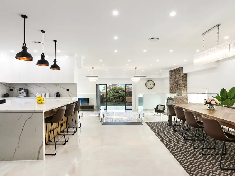 MAGNIFICENT DESIGNER HOME FEATURES GRAND PROPORTIONS 