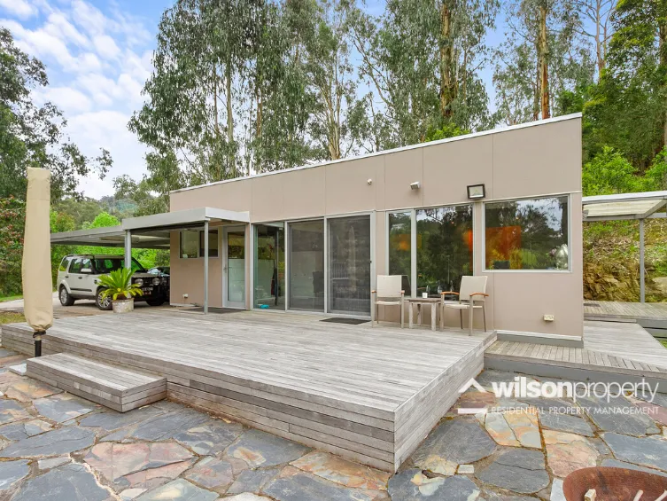 FURNISHED -  EXECUTIVE STYLE CREEK RESIDENCE