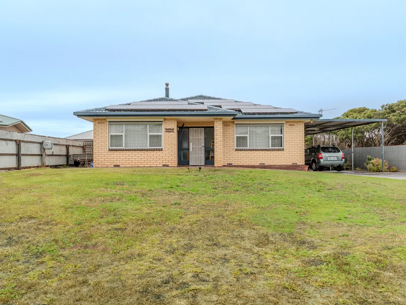 Ideally located holiday home overlooking Shelly Beach in stunning Port MacDonnell