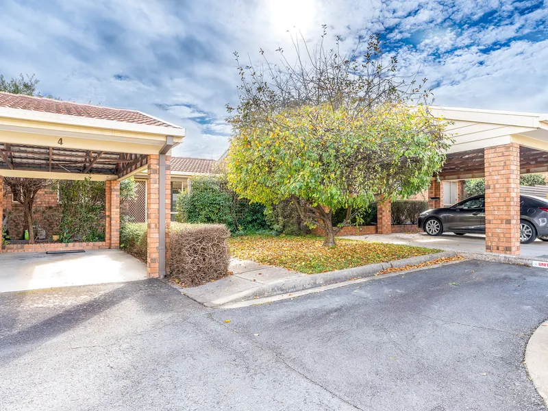 SINGLE LEVEL TOWNHOUSE - WALK TO SCHOOL & SHOPS