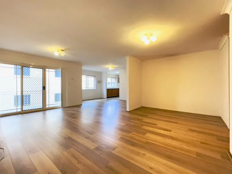 LARGE TWO BEDROOM UNIT FLOORBOARDS THROUGHOUT!