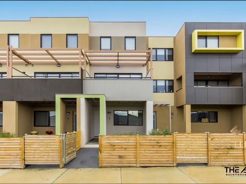 Luxurious 3-Level Townhouse in Tarneit: 2 Beds, 2 Baths, 1 Car Park