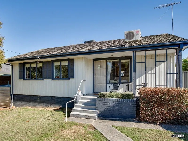 3 Bedroom Home with Entertaining Deck!