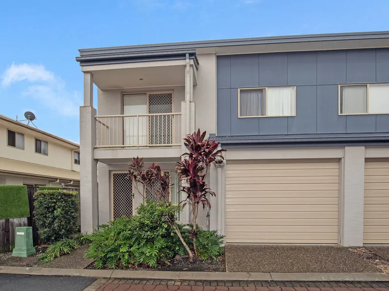 Extra-large townhouse in sought after complex!