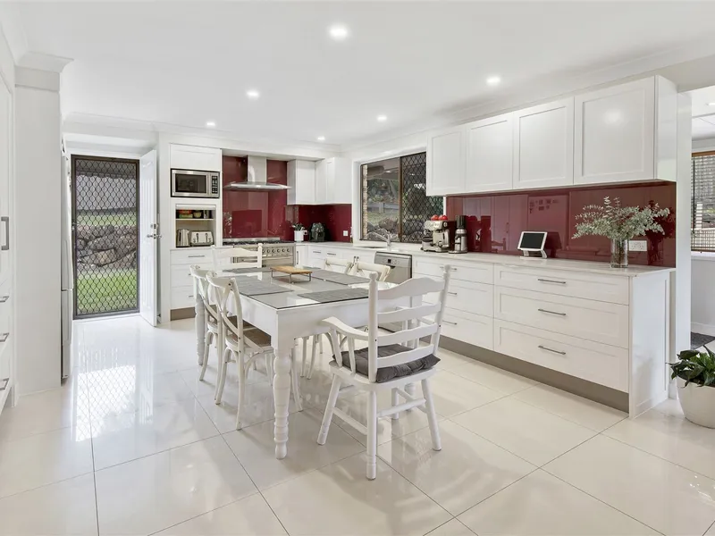 Family entertainer on huge 929sm block in central location!