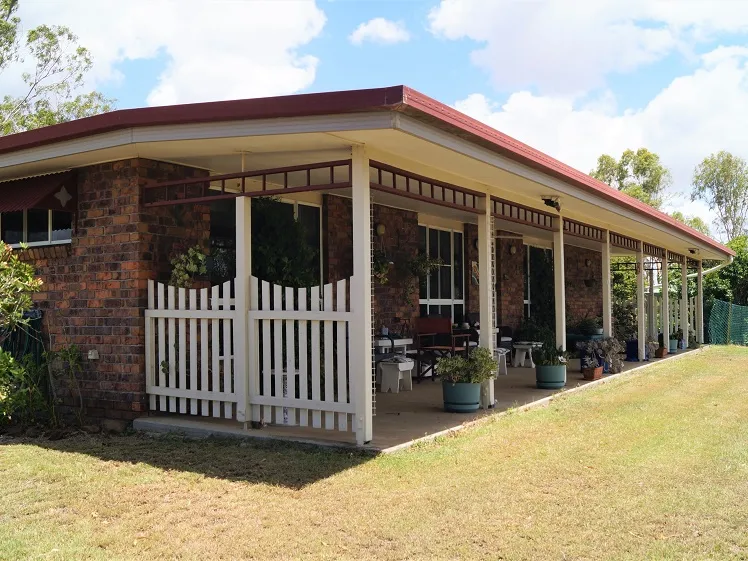 COUNTRY CHARM ON CITY DOORSTEP.