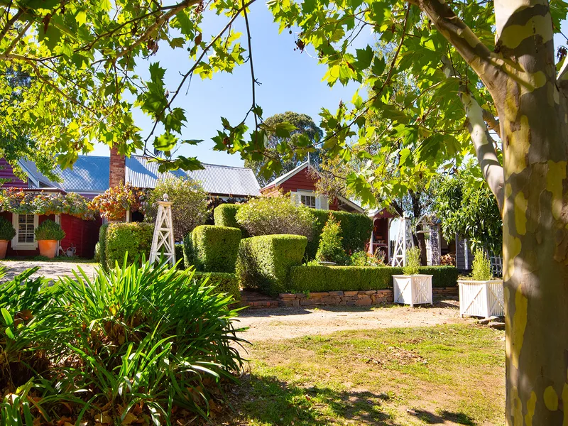 GORGEOUS COTTAGE AND BARN IN LEAFY, LOVELY COUNTRY GARDENS