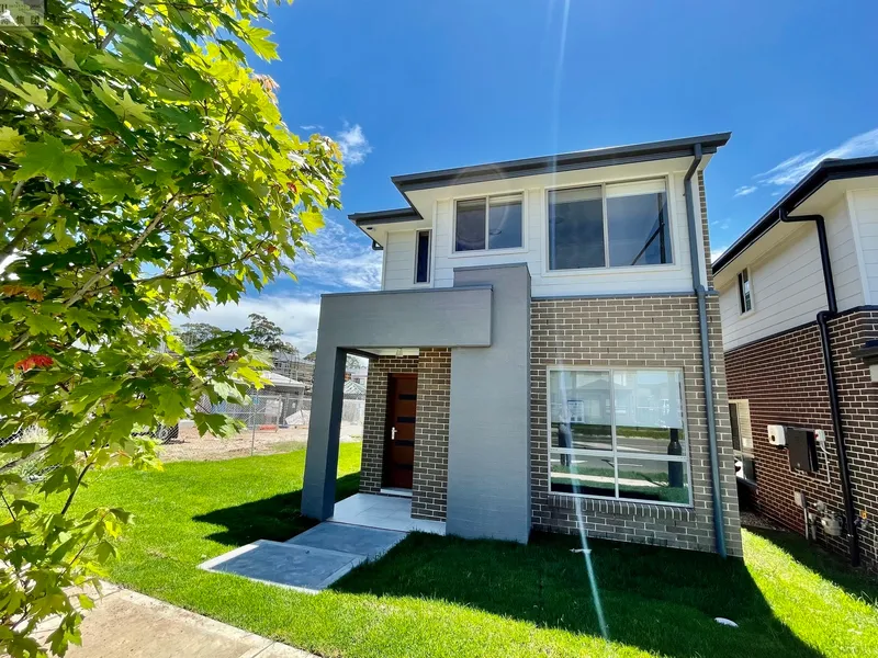 Contemporary home with Double Garage – walking distance to shops and station