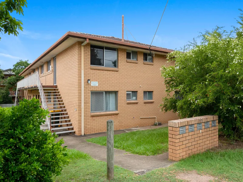 Block Of Unites With Great Rental Income on 832m2 Of Kedron Avenues Land!