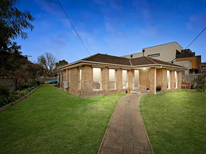 Reside Or Subdivide In Blue-Chip Beachside Locale