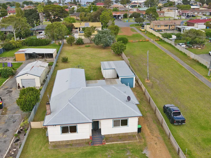5 Bedroom home on 1,321m2 with shed!