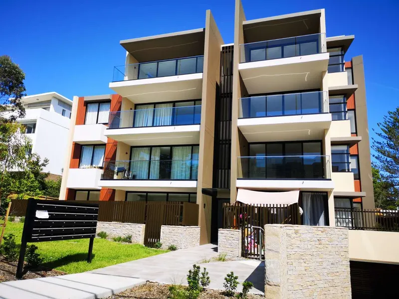 Sunny two-bedroom apartment within walking distance to Gordon station