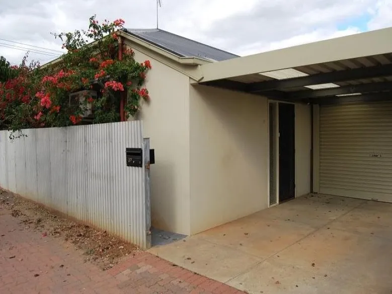 Well appointed single bedroom home with study