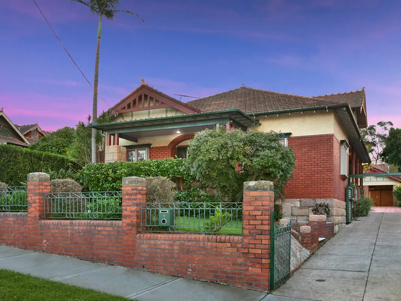 CHARMING TWO STOREY RESIDENCE IN SUPERB ELEVATED MALVERN HILL ESTATE SETTING