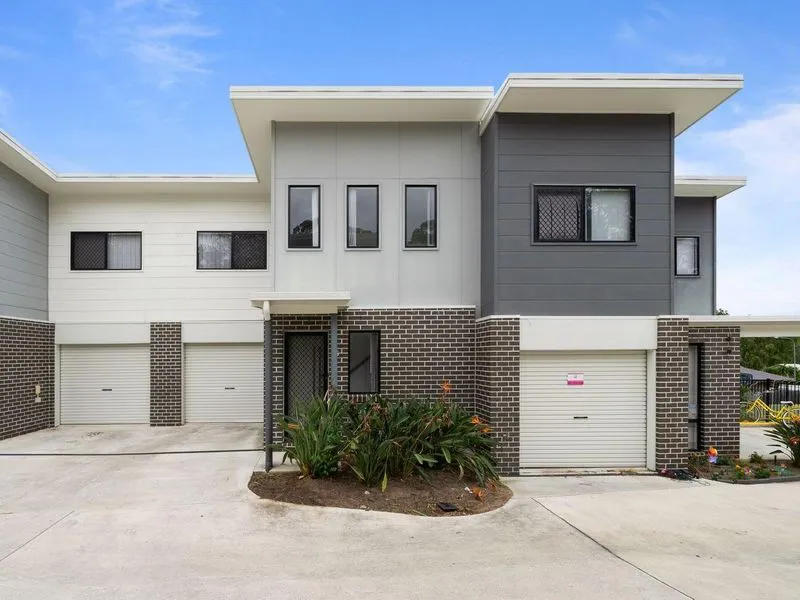 Modern Near New Townhouse in Quiet Pocket of Boronia Heights
