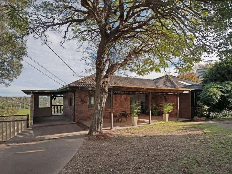 BEAUTIFULLY PRESENTED BRICK VENEER HOUSE WITH PARK VIEW