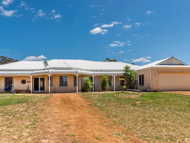 “Devine Rural Living“